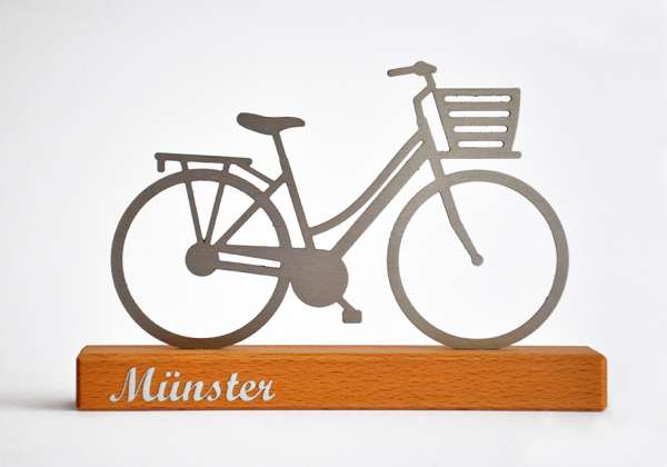 Edelstahl-Fahrrad auf Holzsockel